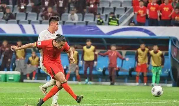 包含阿联酋球员受伤离场，对球队士气造成影响的词条