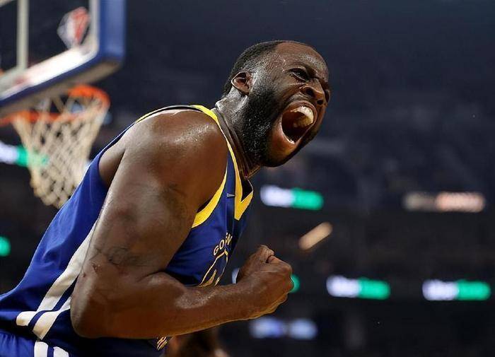 雄鹿比赛中遭遇再犯规，失去比赛