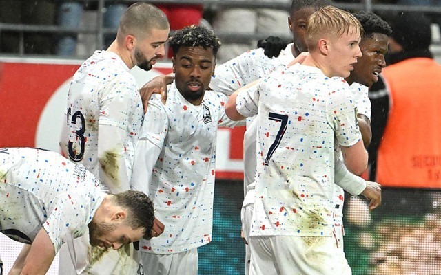 里尔在比赛中表现出色，击败对手