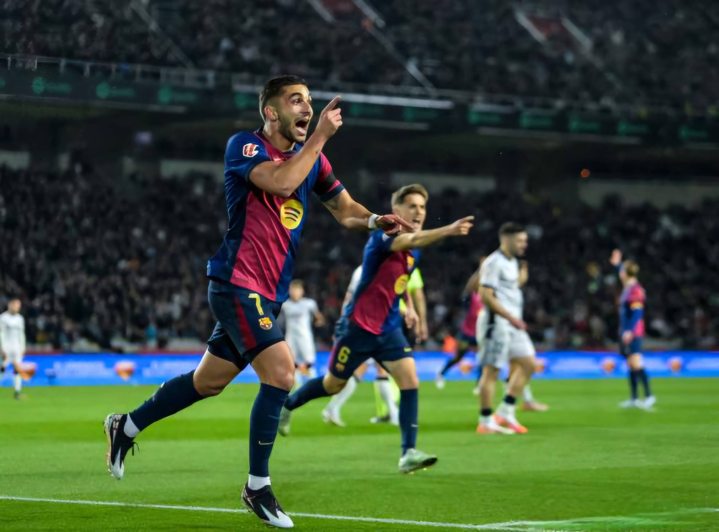 开云APP-巴萨逆袭，逆转对手获得胜利