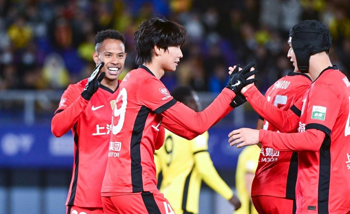 激情四射：中超比赛球员竭尽全力，演绎一场场绝决之战的简单介绍