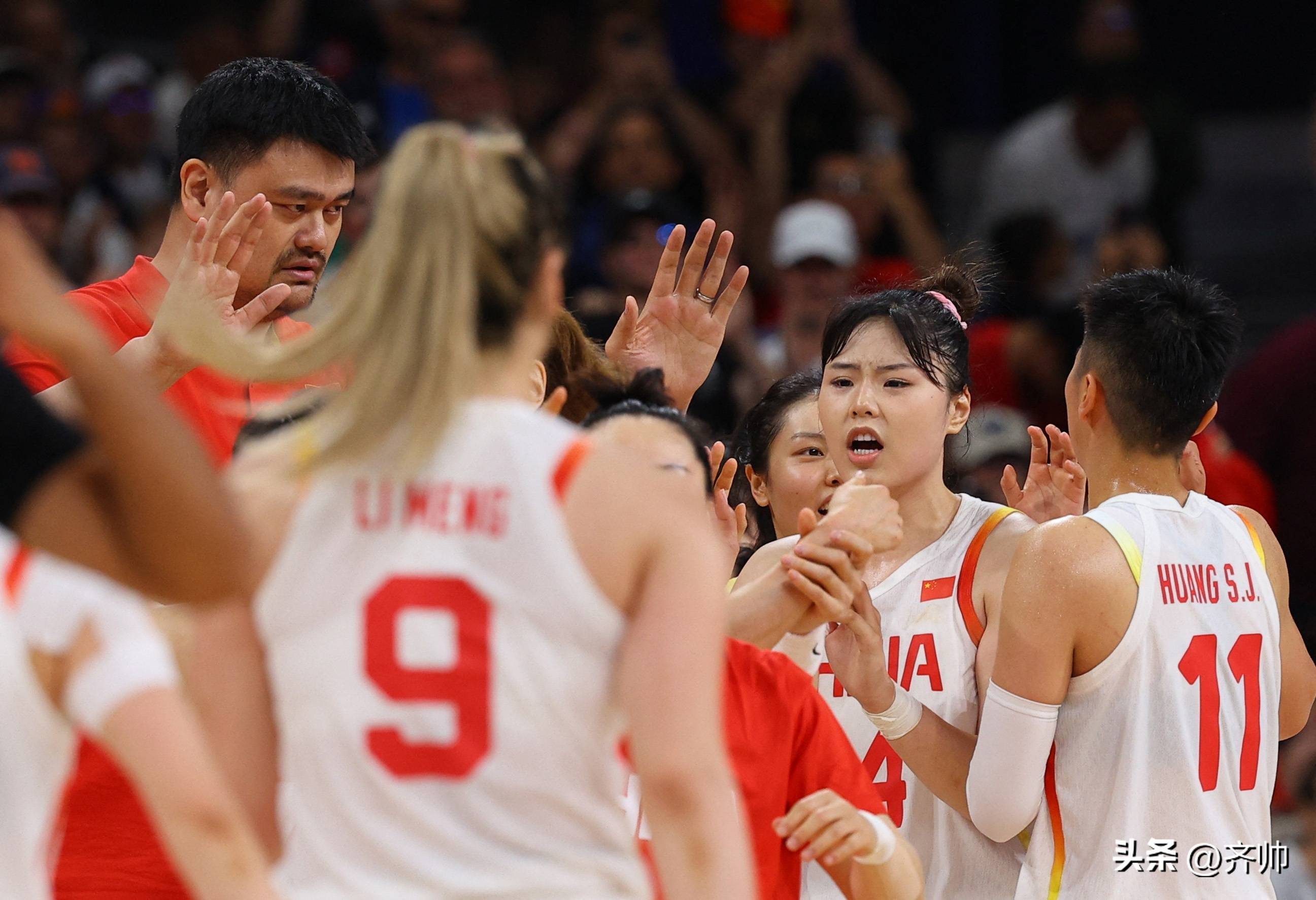 包含女篮明星实力碾压对手，赛场盛况观众情绪高涨的词条