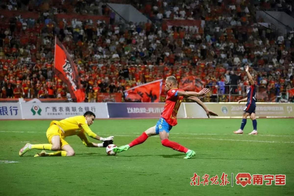 精品足球联赛中球员交流与讨论的热议