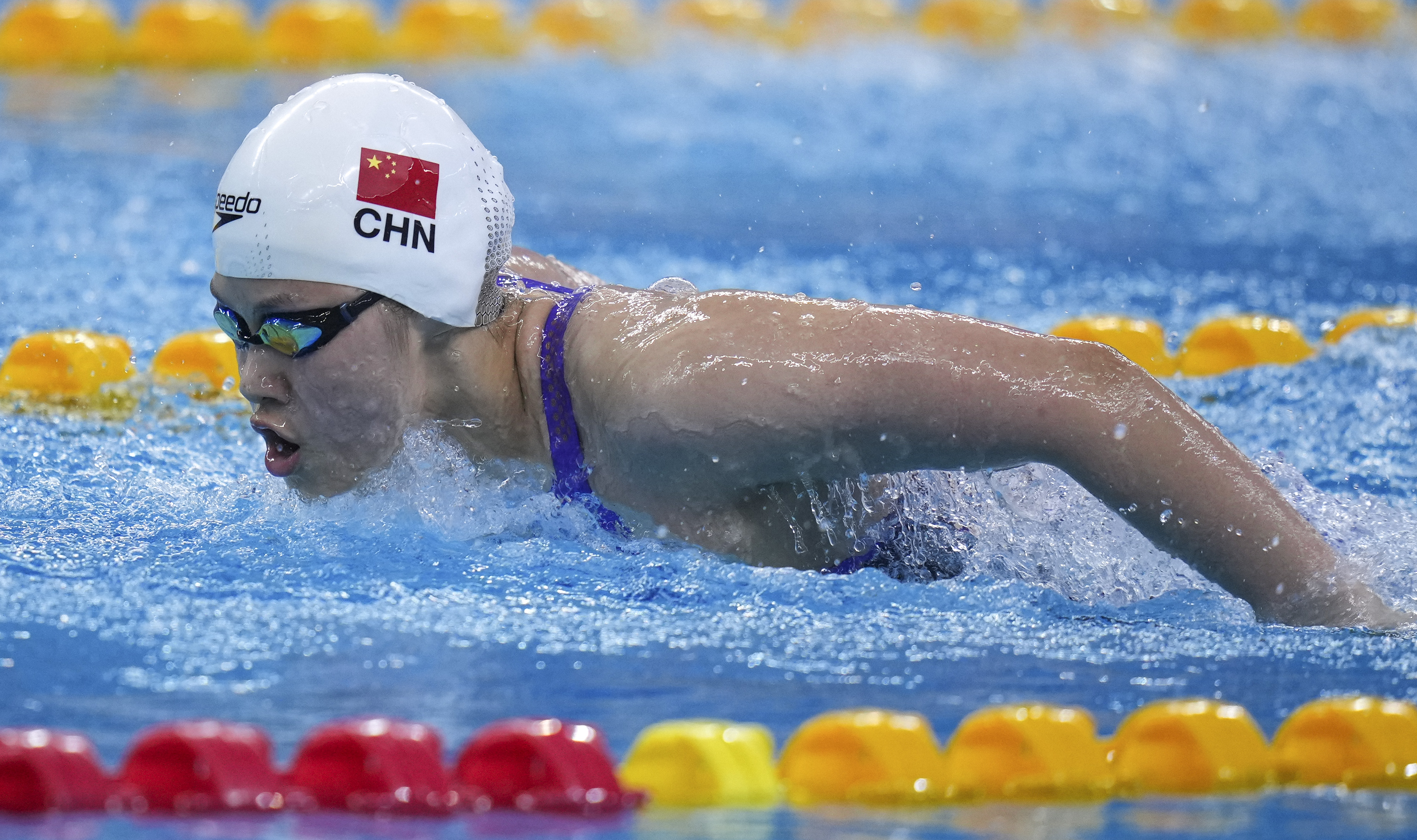 法国游泳冠军无往不胜，轻松夺得冠军