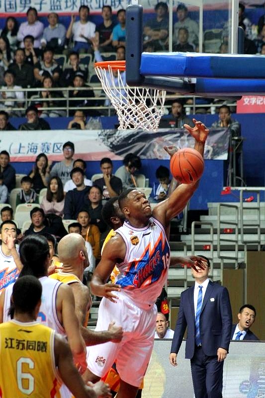 开云体育中国-上海篮球盛会吸引众多球迷观看，人气爆棚