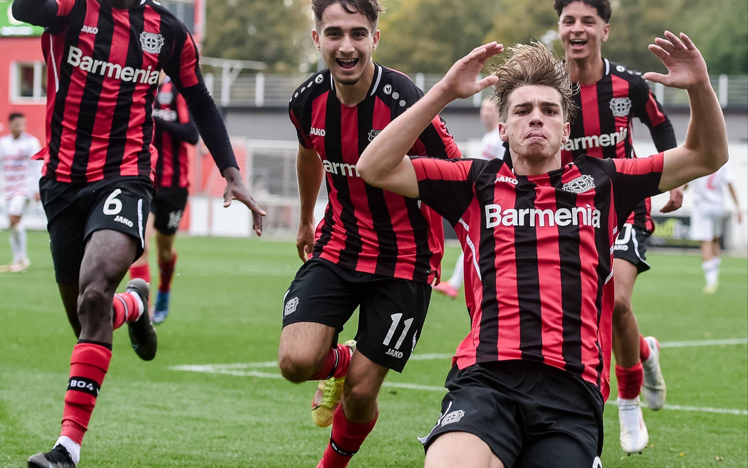 开云体育app-勒沃库森主场战胜对手，重返胜利轨道