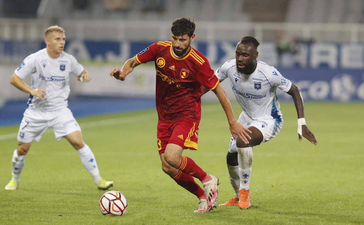 包含圣埃蒂安击败巴黎FC，豪取大胜的词条