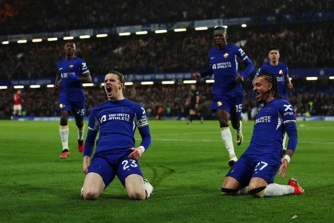 埃弗顿在客场丢球后，连入两球逆转胜利