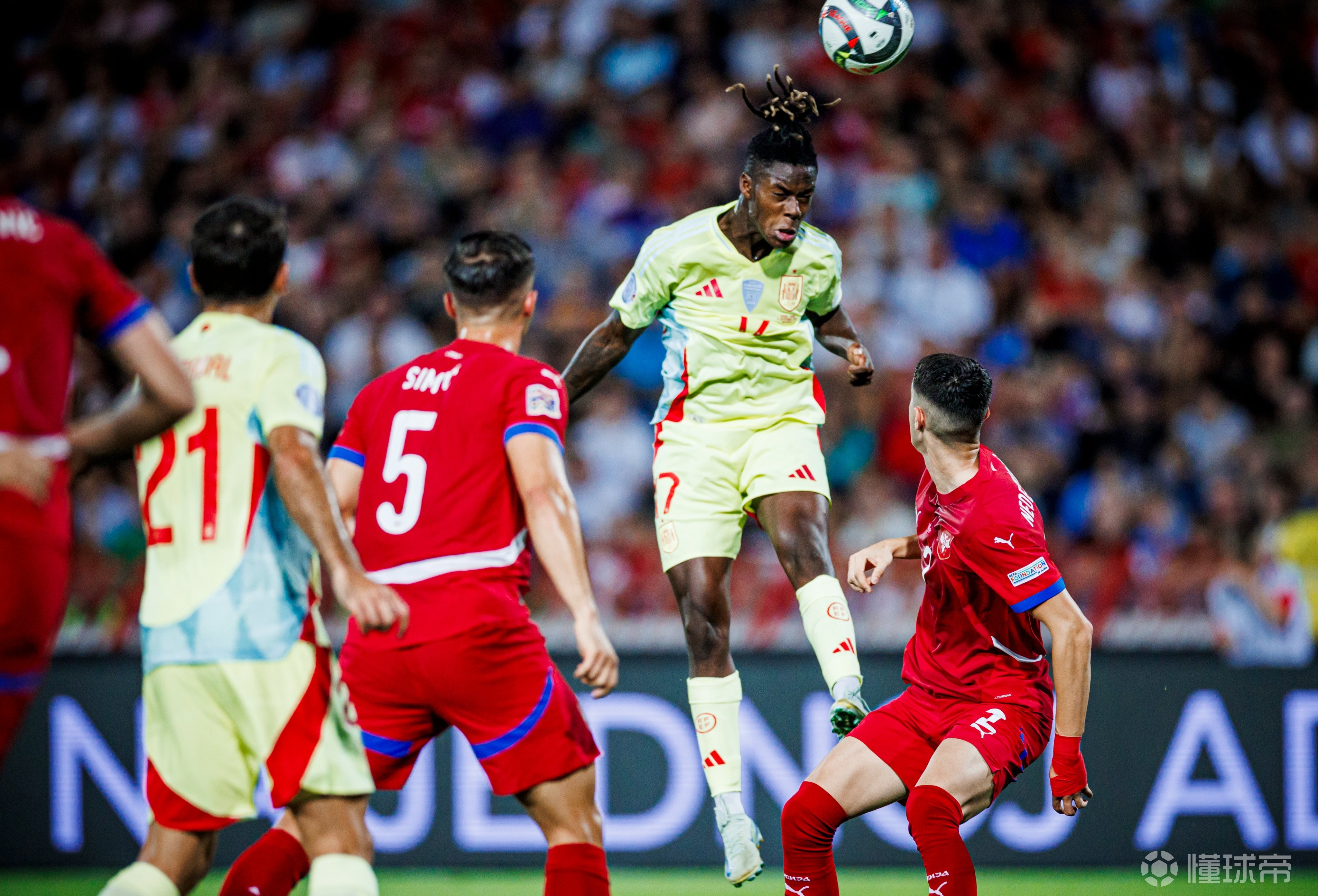 包含西班牙队欢庆胜利，晋级后势不可挡的词条