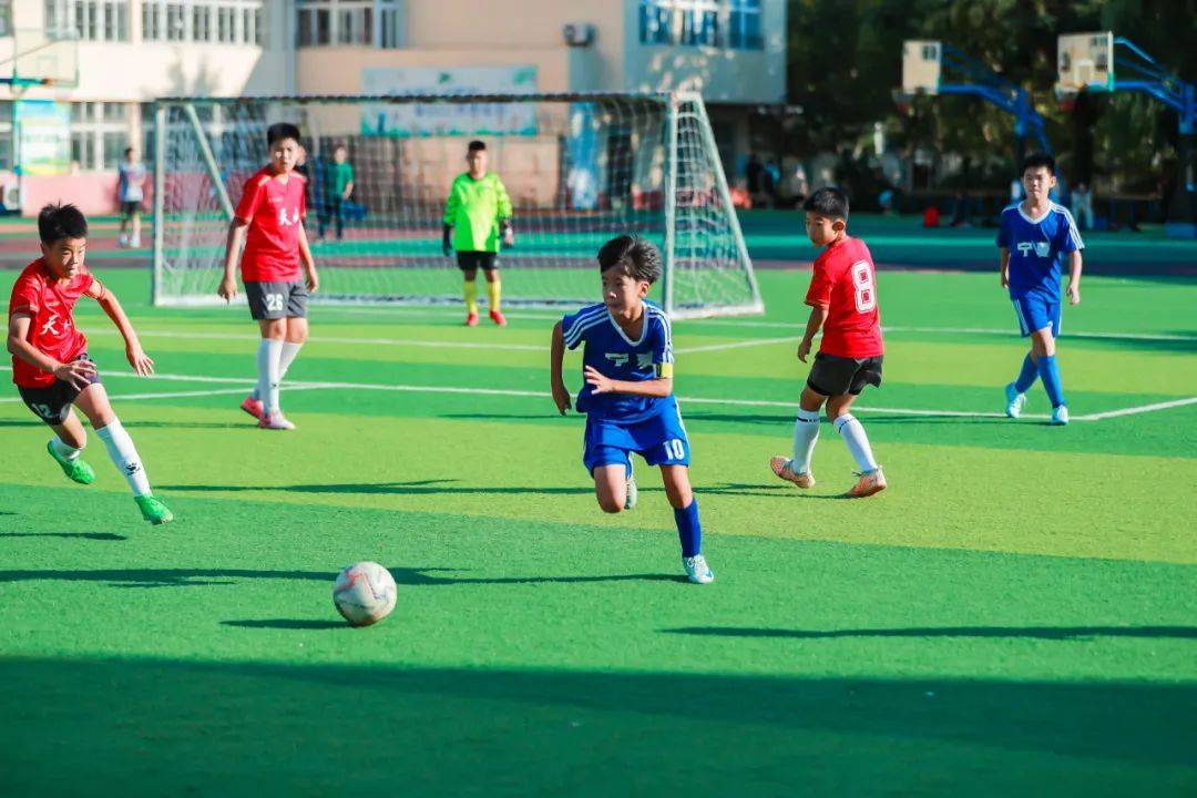 开云体育平台APP-湿地青少年踢足球比赛，共同追求胜利的简单介绍