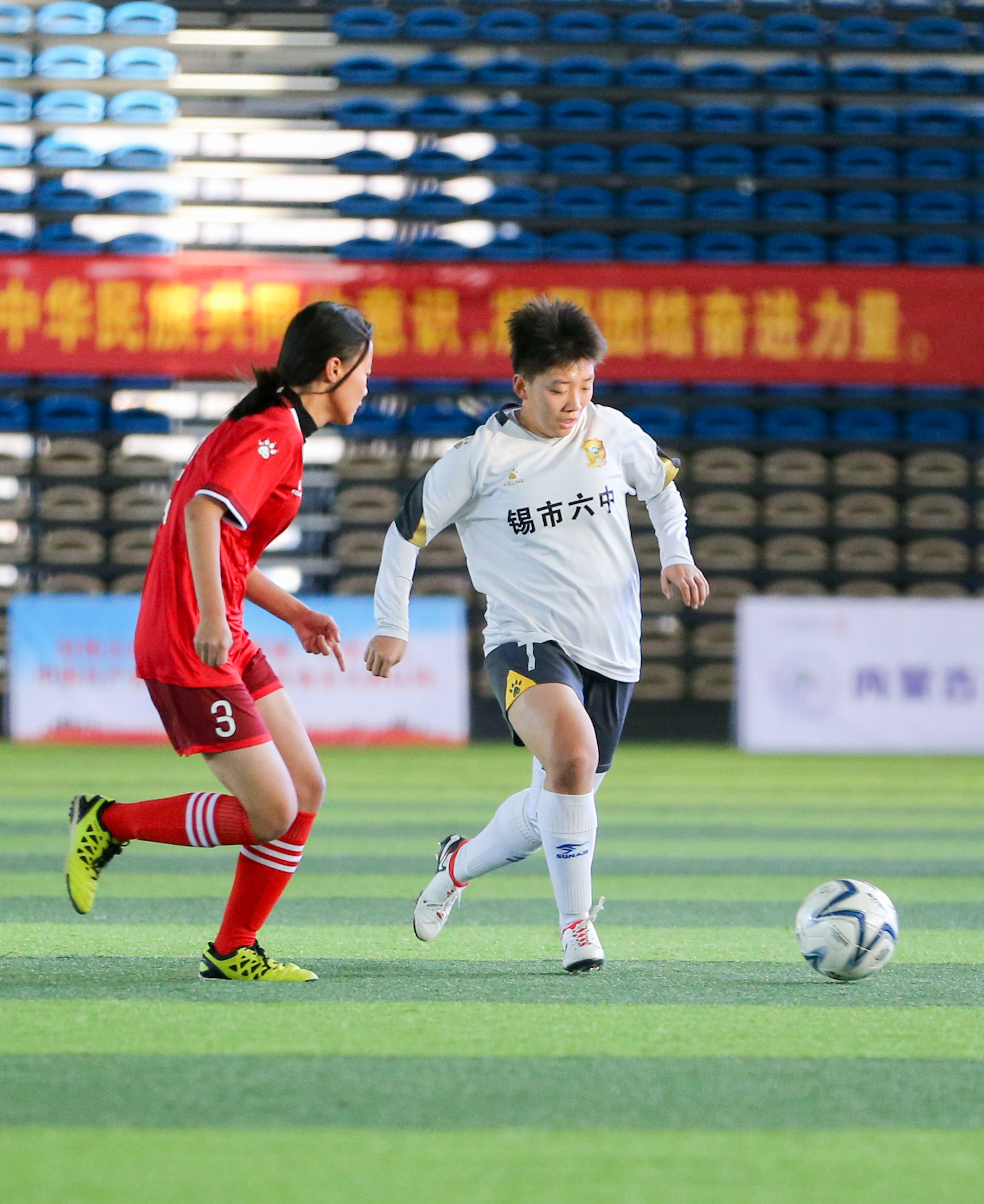 湿地青少年踢足球比赛，共同追求胜利的简单介绍