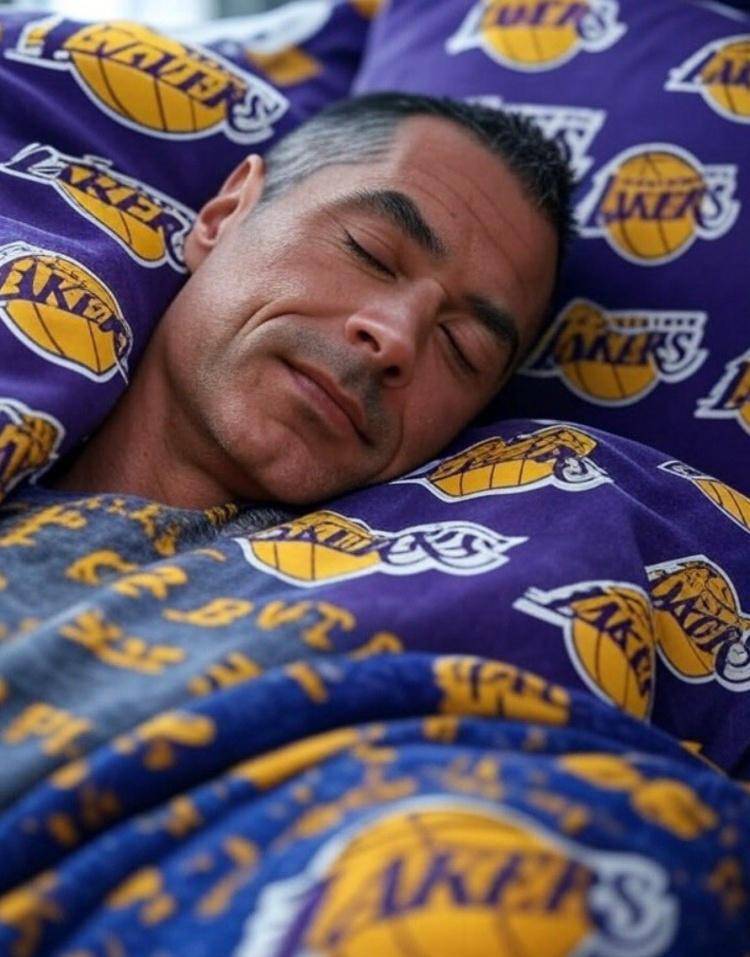 湖人队老将受伤无缘下场，球迷为他祈福祝福