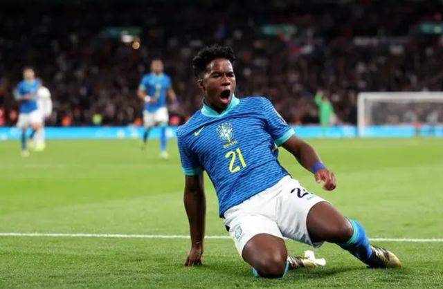 巴西篮球队激战赢得胜利，迈向更高高度