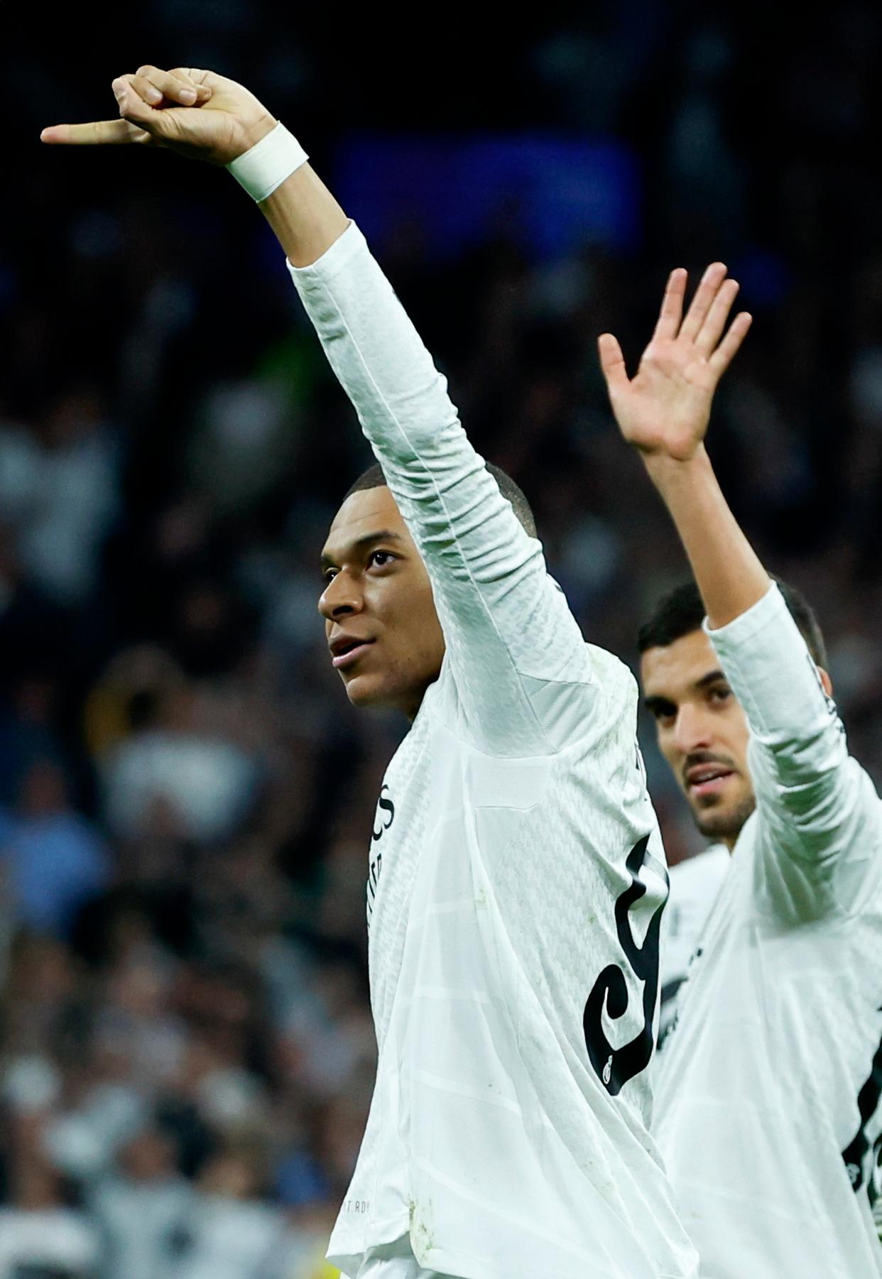 包含皇马卫冕前景黯然，欧冠希望一线之间的词条