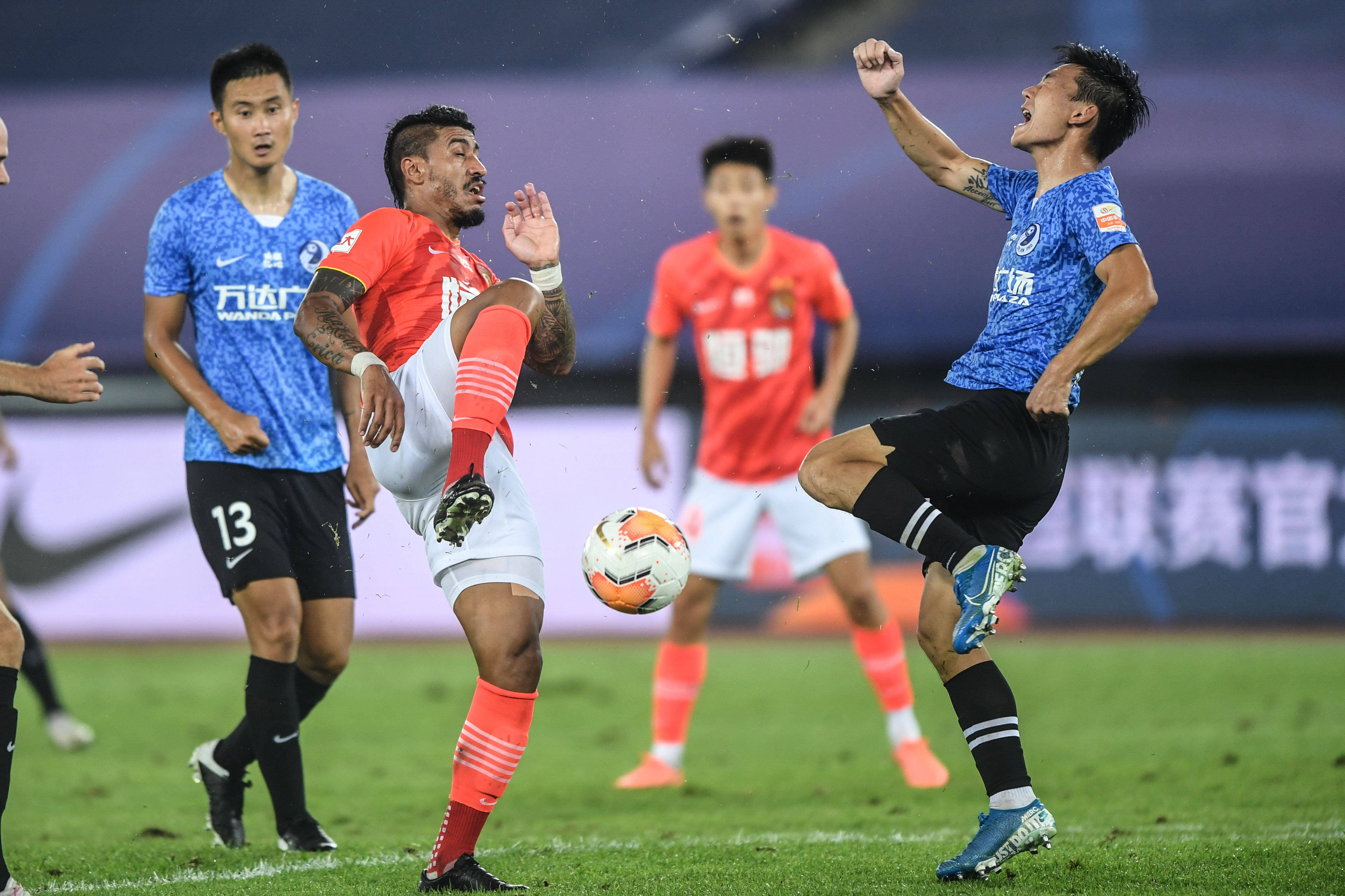 包含亚洲足球联赛排名出炉，冠军争夺激烈燃情的词条