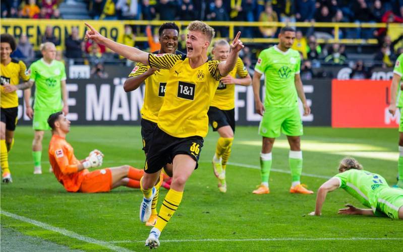 包含沃尔夫斯堡主场告负，遭遇联赛连败的词条