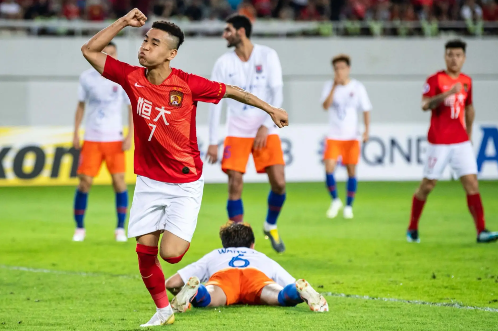 广州恒大再胜逆袭，稳居次席