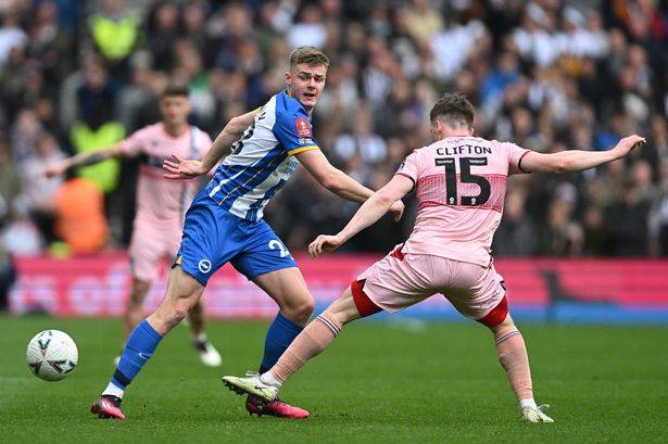 场上对决：巨人中锋对决灵巧前锋