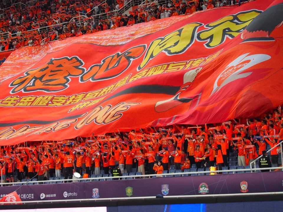 开云体育登录-中超比赛球队送礼予球迷庆祝球队升级