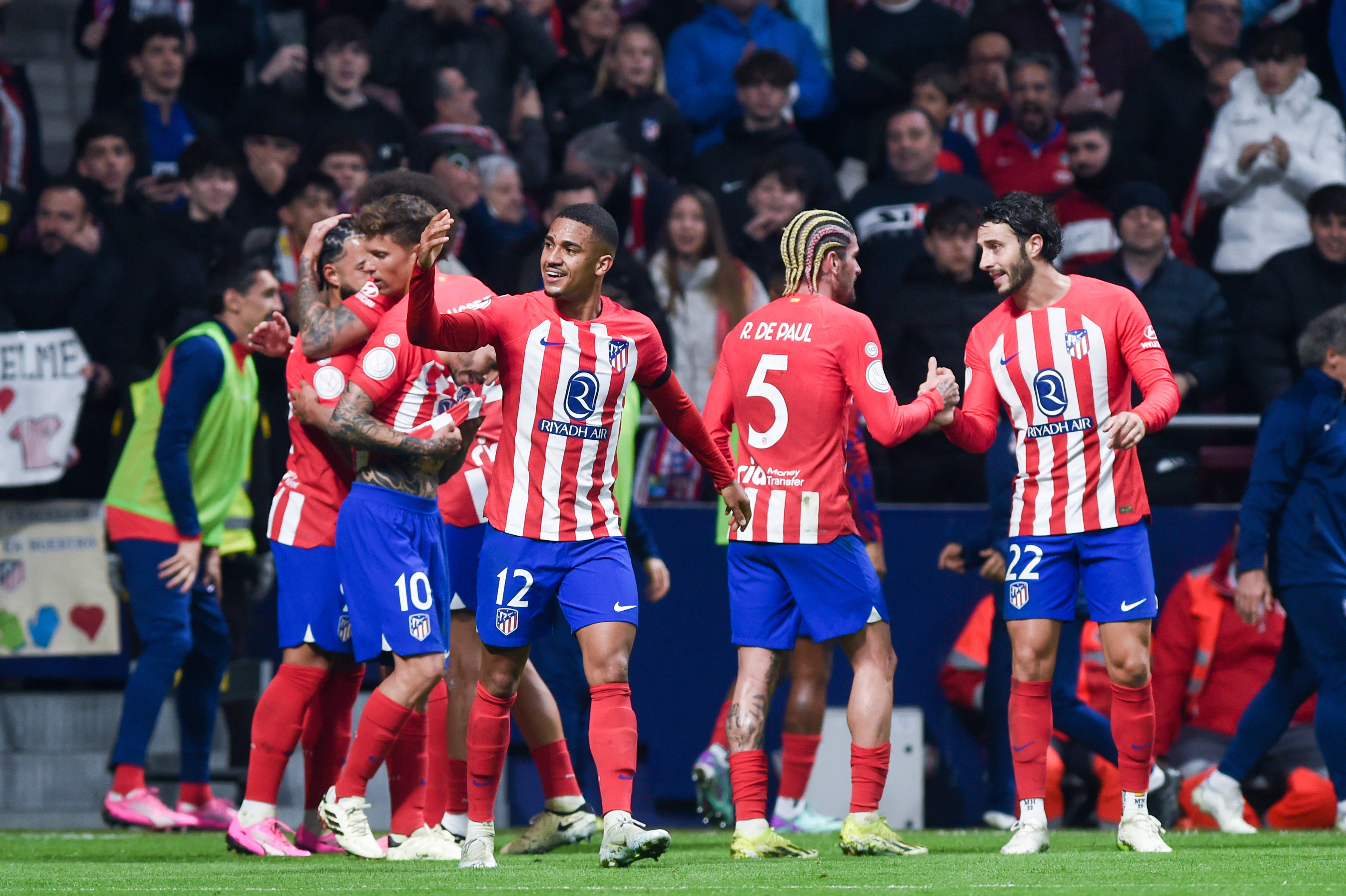 塞尔维亚球队士气高昂,赢得比赛 塞尔维亚球队士气高昂,赢得比赛