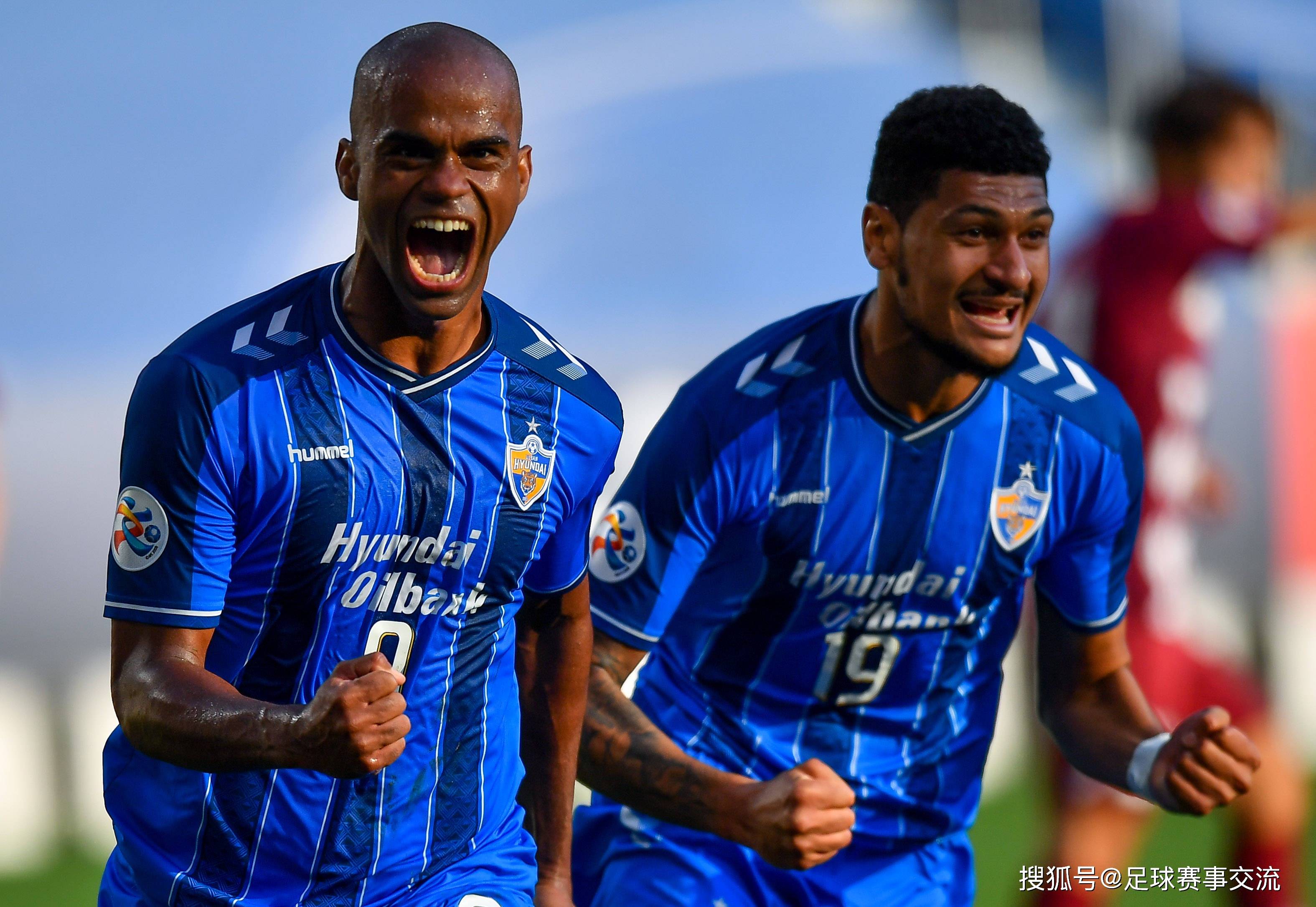 国内足球联赛实力对比，赛场战况激烈