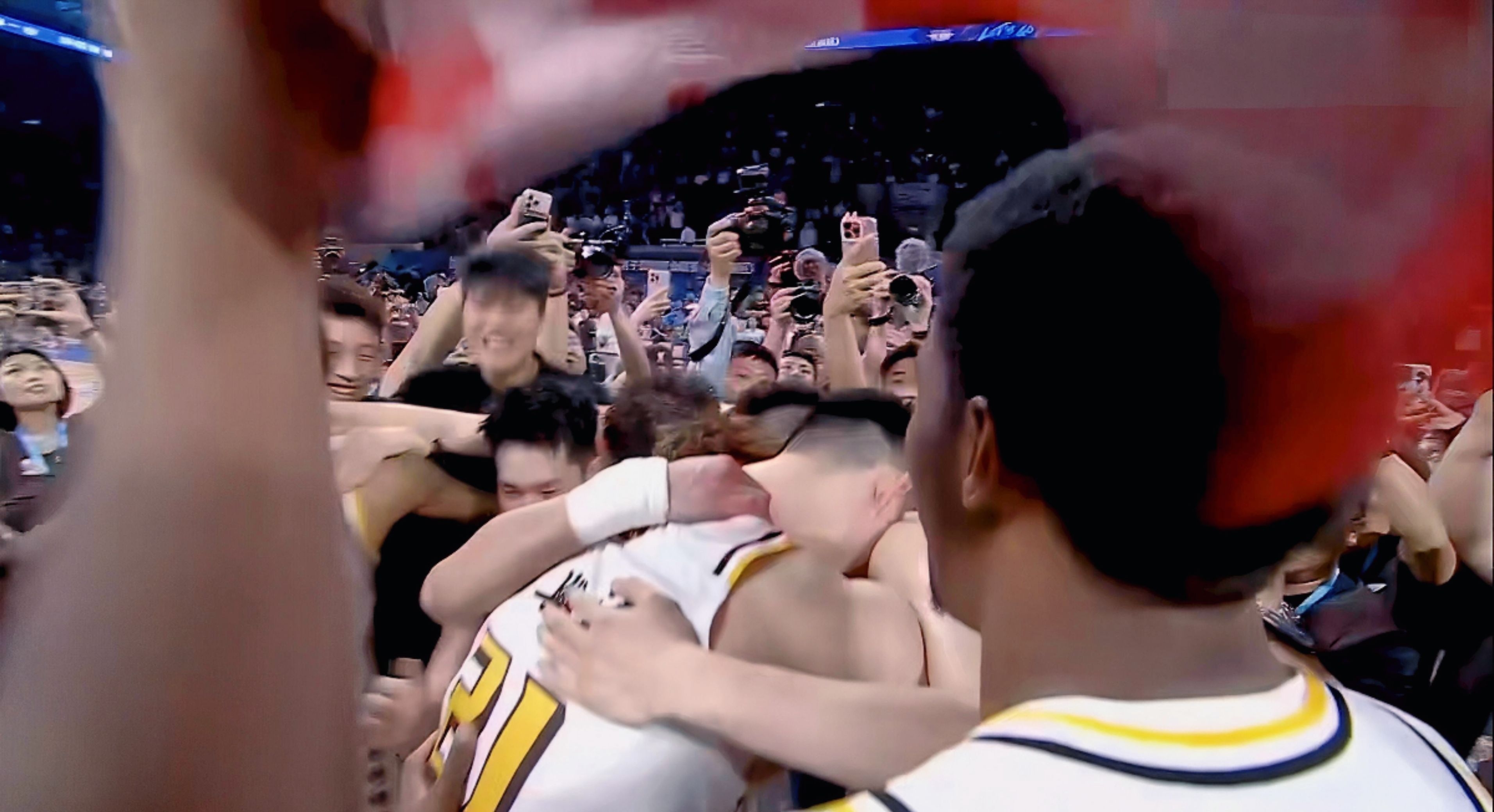 双方同台竞技，力战到底，场面燃情高涨的简单介绍