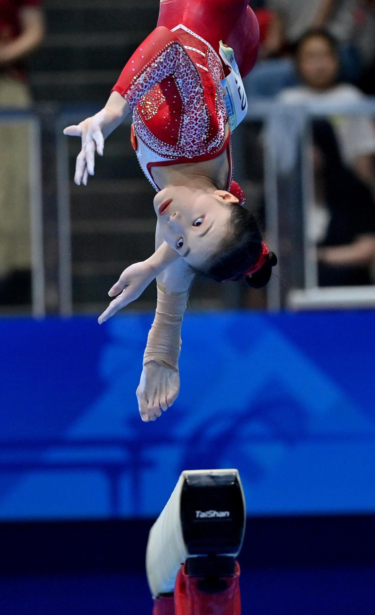 体操团体决赛惊险比赛收官，中国获亚军