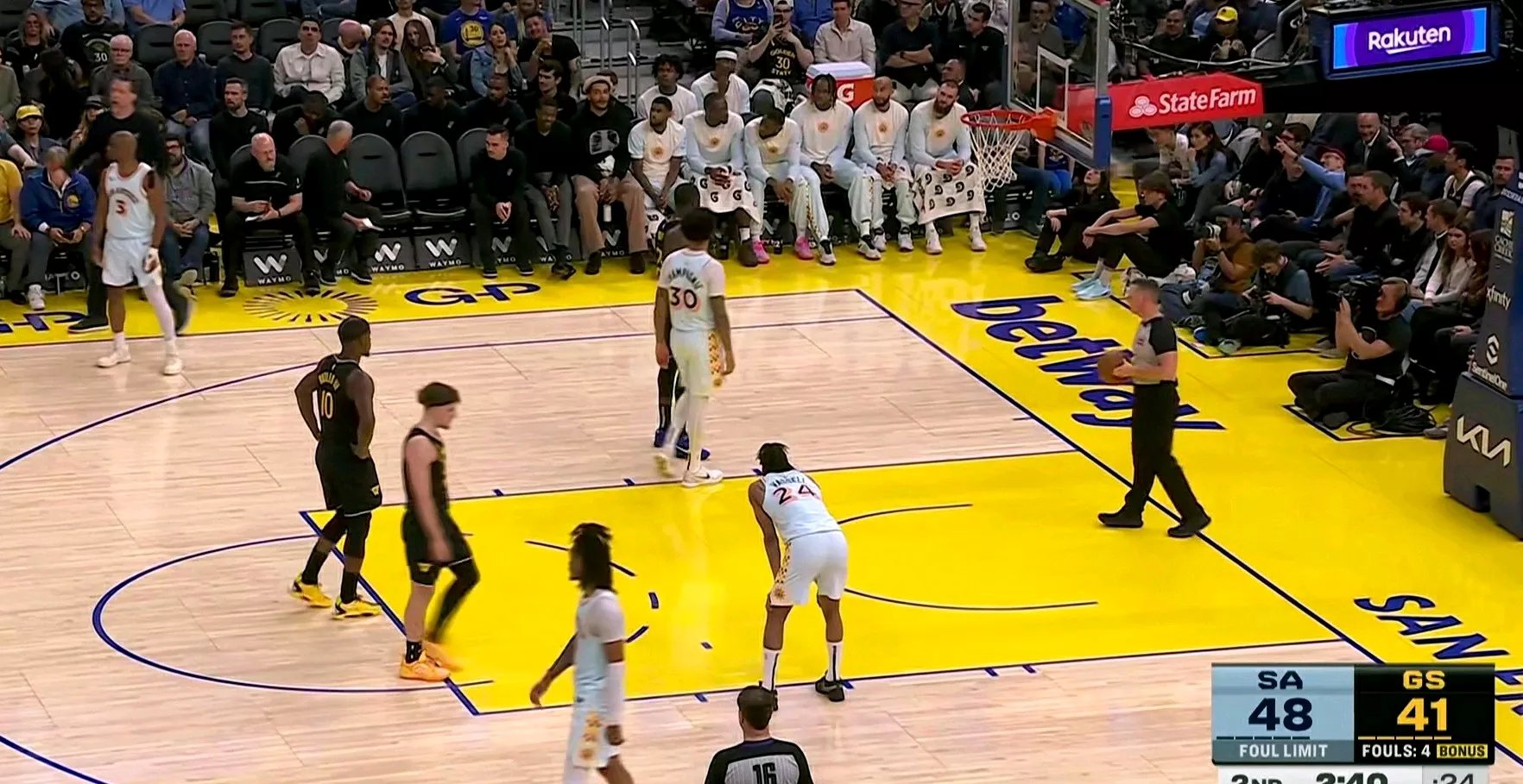 季后赛席位竞争激烈，火箭队压制马刺队