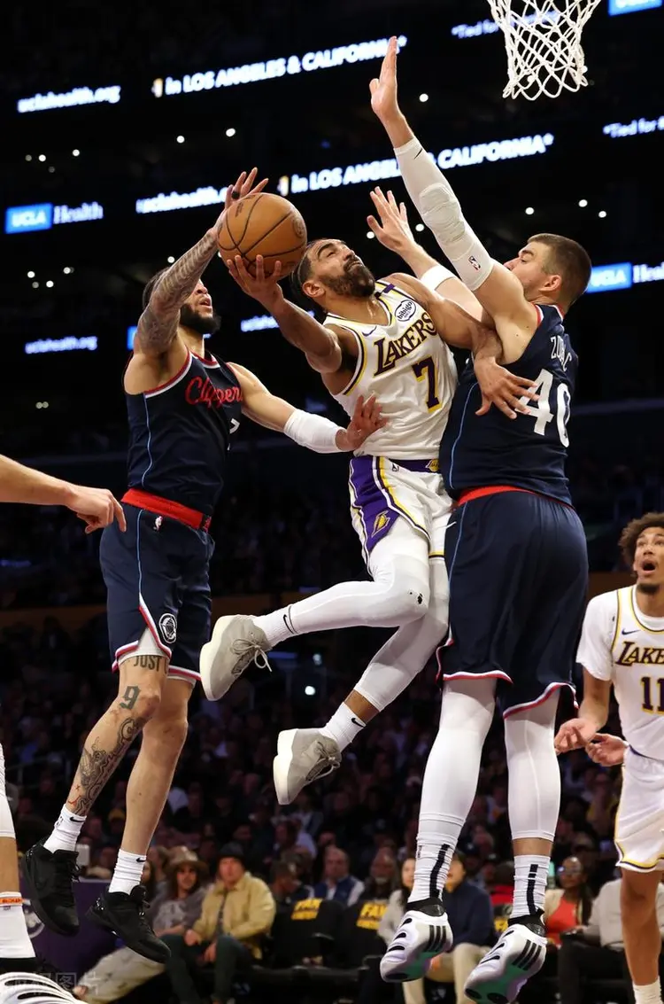 快船队成功逆转，逼平湖人队