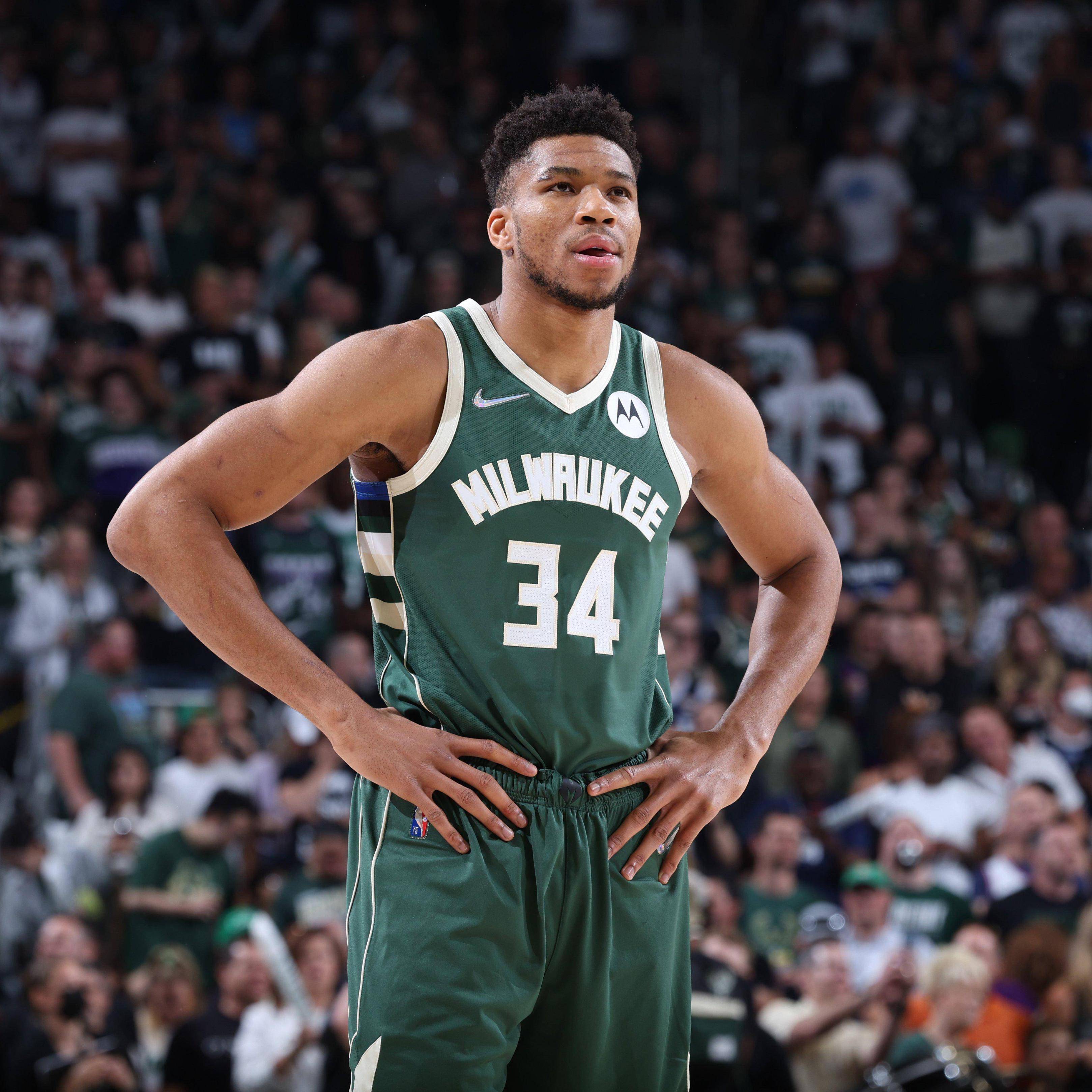 雄鹿队逆转活塞，字母哥成为全场焦点