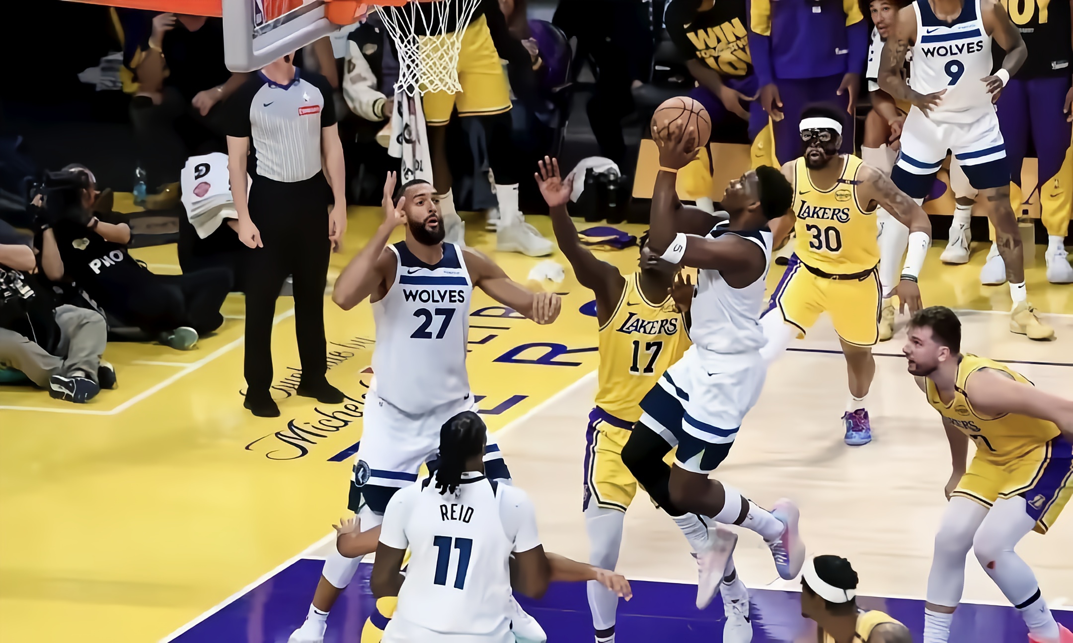 包含NBA季后赛胜负难料，球迷心情一波三折的词条