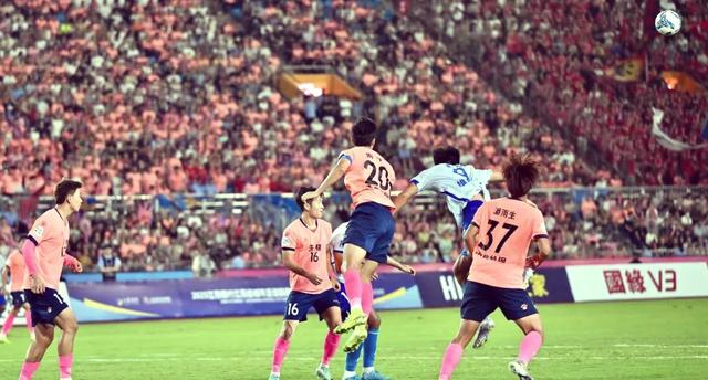 足球比赛实力对决，技战术各显神通