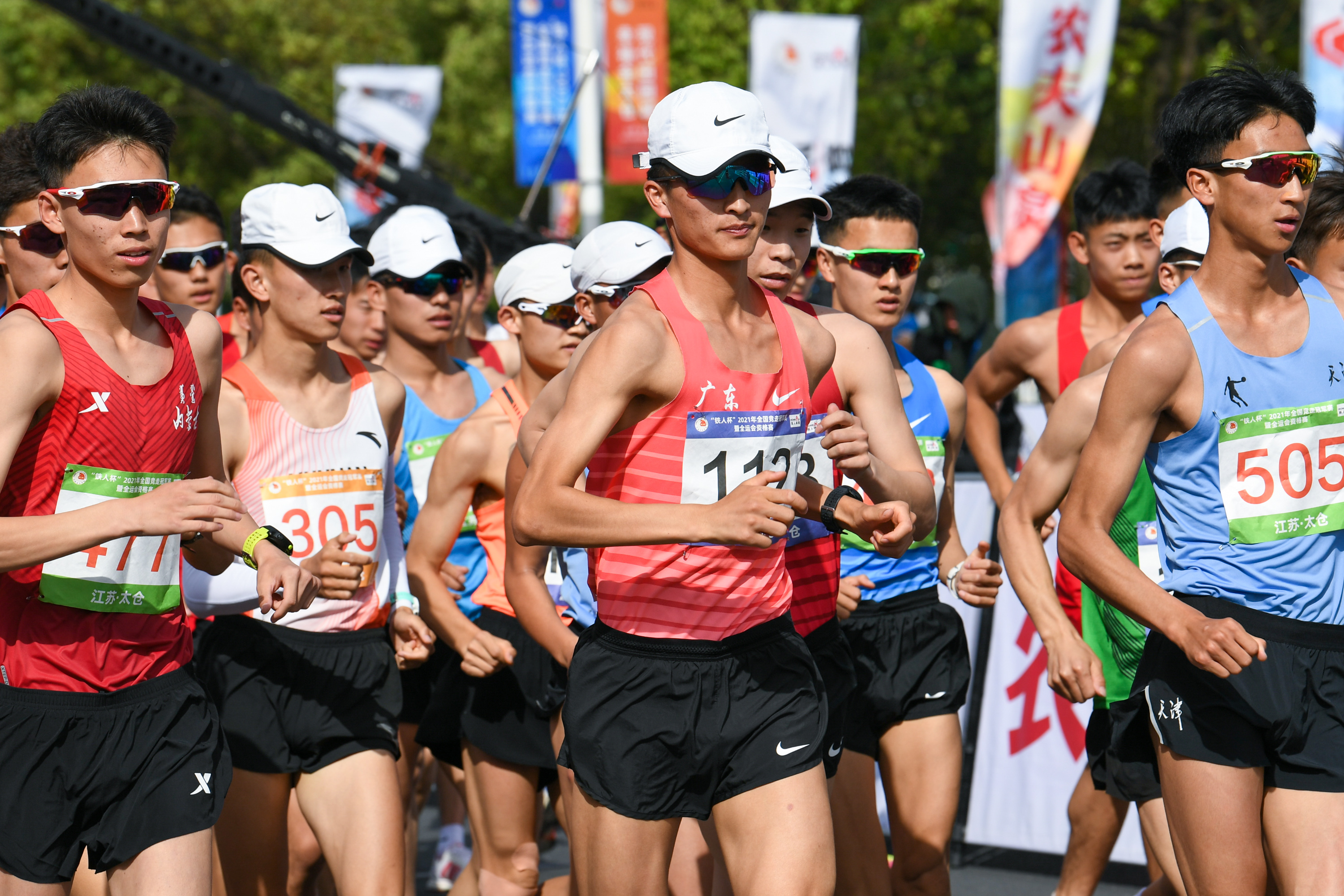 竞走比赛开跑，选手智商在线