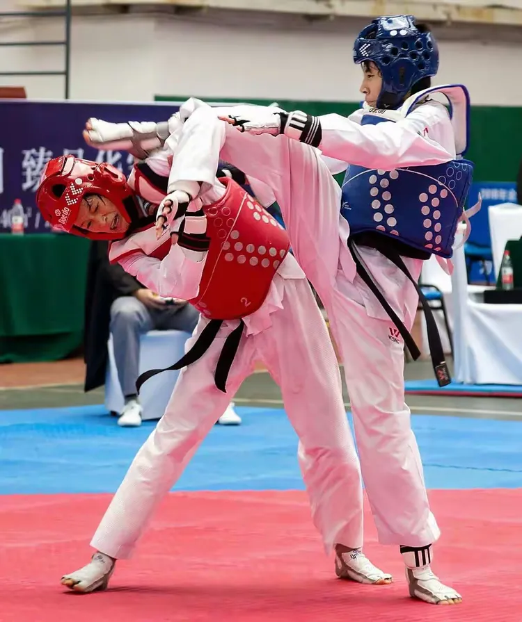 跆拳道选手从容应对逆风获胜 跆拳道选手从容应对逆风获胜