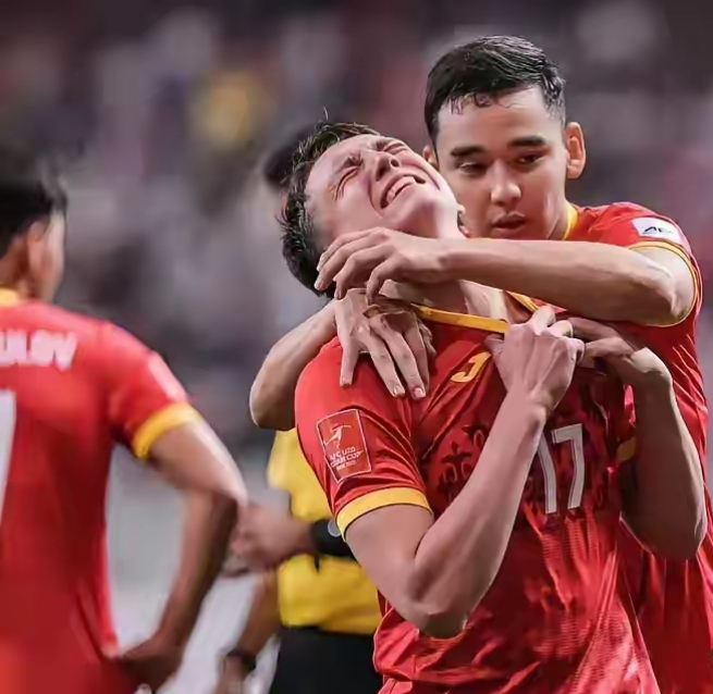 足球强者的对抗一触即发，场面混乱