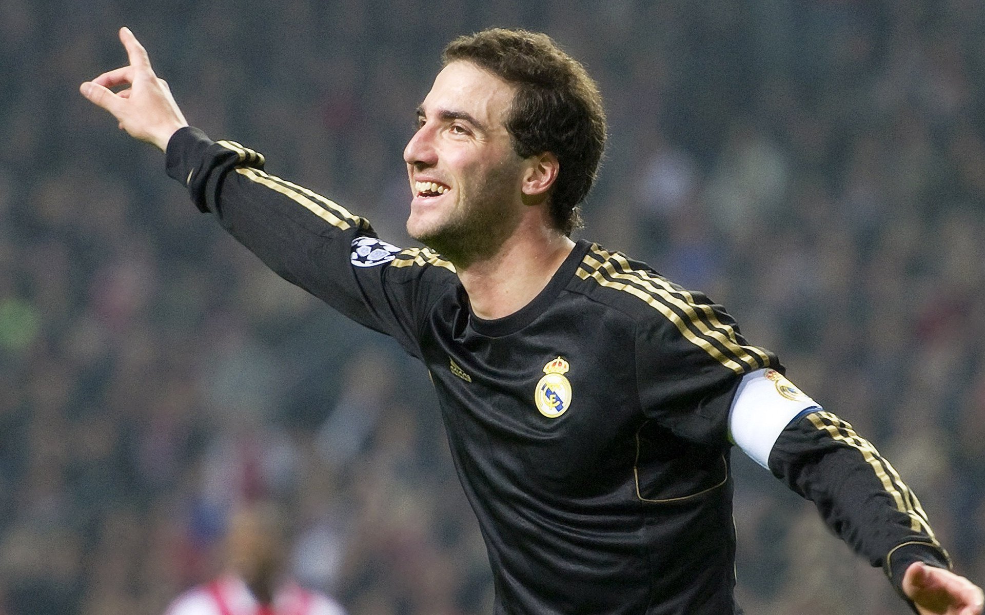 开云体育在线-伯纳乌传奇夜，墨西哥鏖战巨人，本泽马新王加冕记