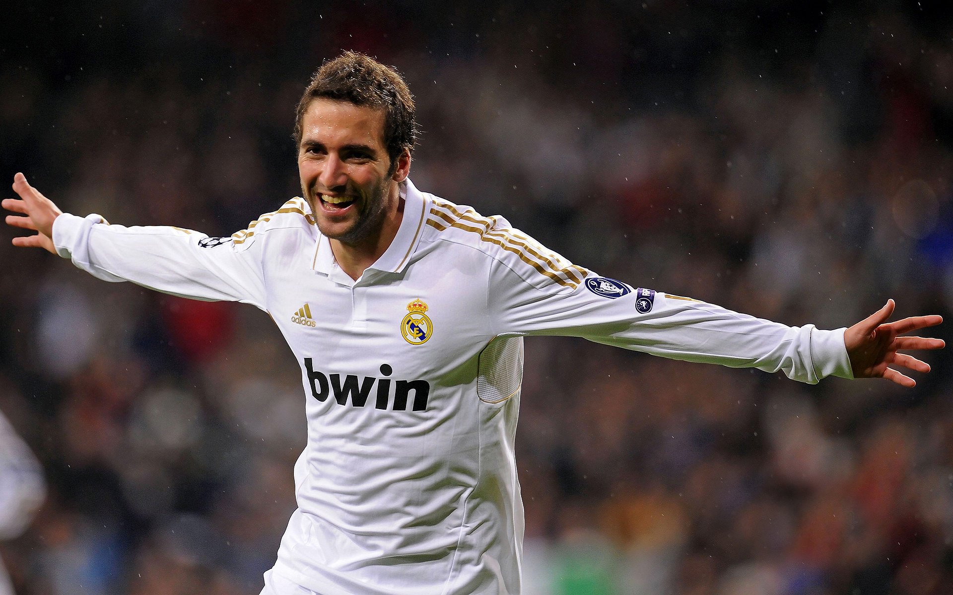 （扩展思维，提供三个不同风格的选择）